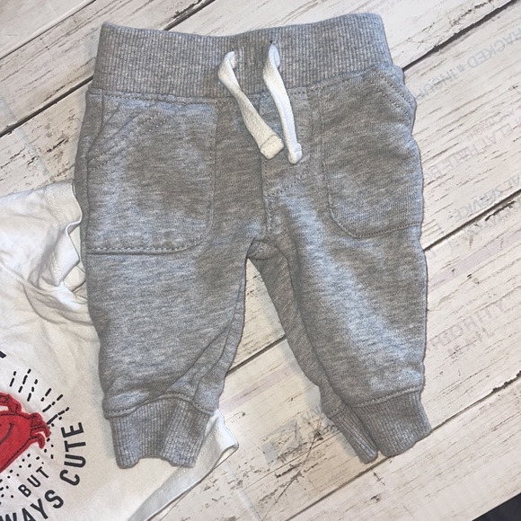 Baby Boy 2 Piece Set - Carters (Size NB) - Picture 5 of 6